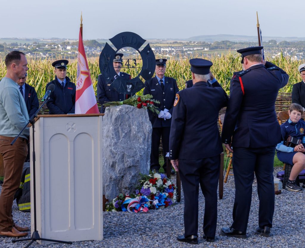 David O'Donovan and Danny Manning perform a salute at the laid wreath